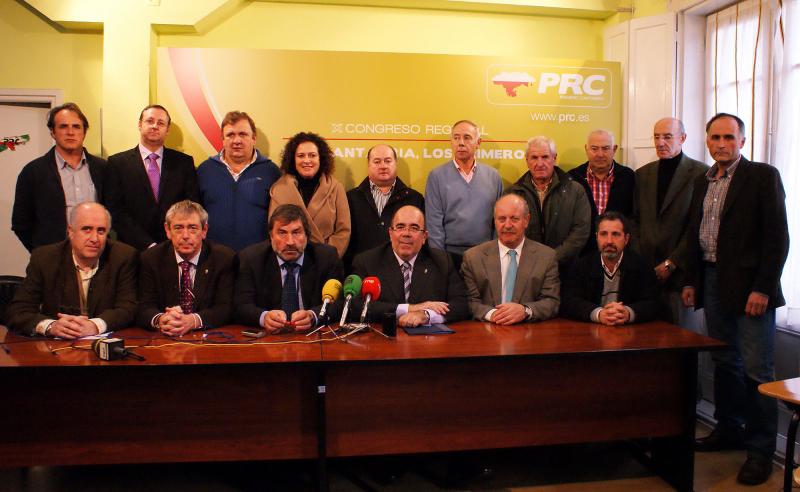 Jes?s Oria acompa?ado por los alcaldes que han participado en la ponencia sobre Desarrollo Rural