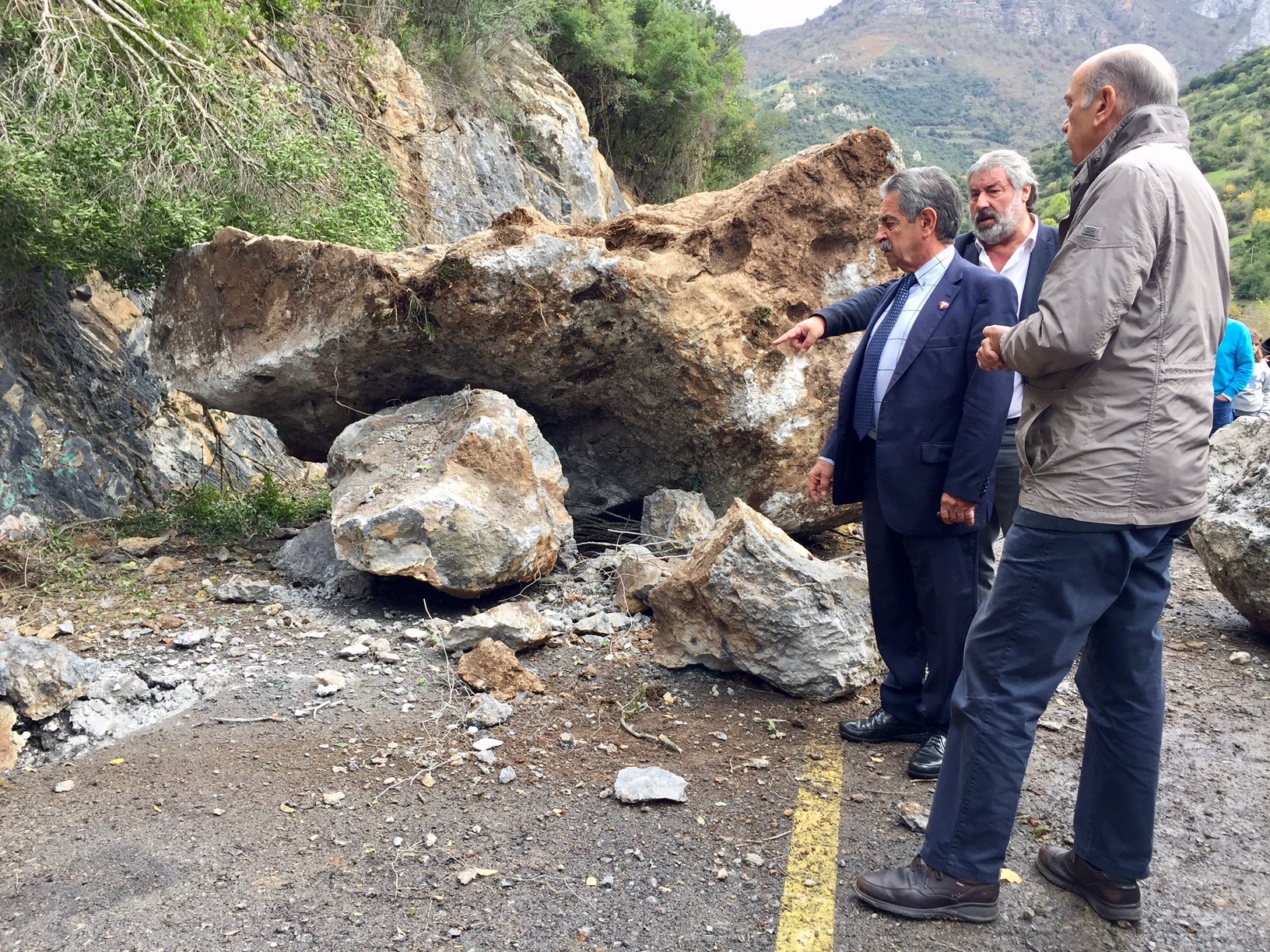 Miguel Ángel Revilla y José María Mazón sufrieron un argayo dirigiéndose a Potes en 2019.