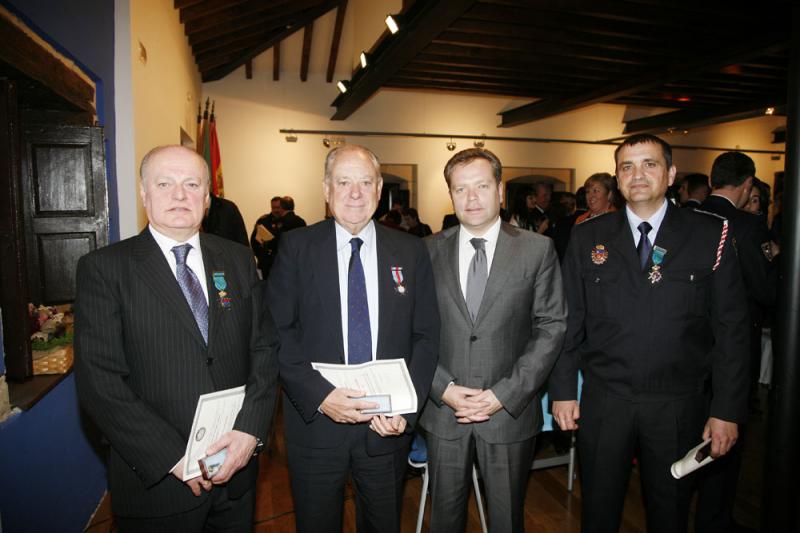 Vicente Mediavilla con algunos de los condecorados