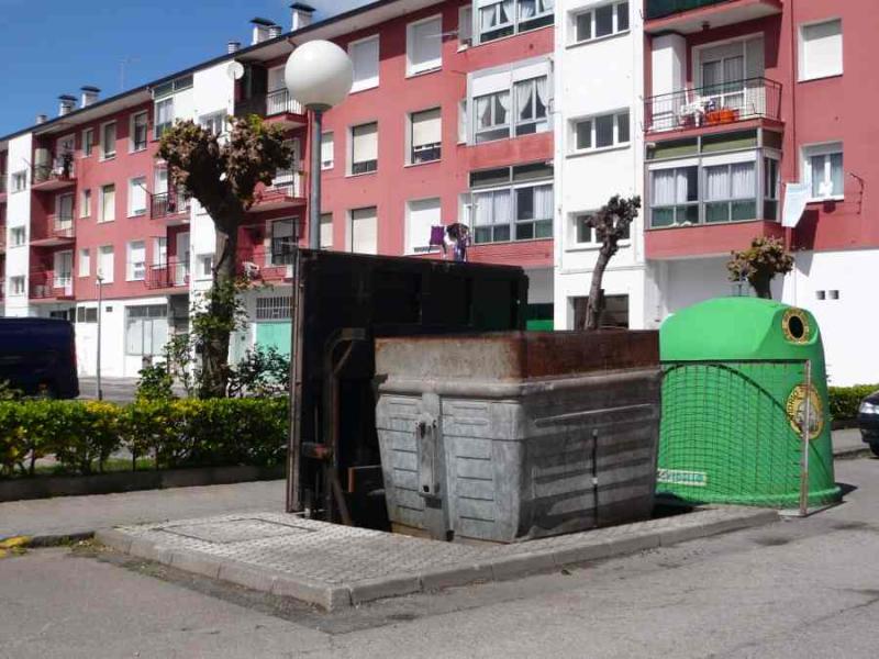 Contenedor averiado en la C/ Gerardo Diego