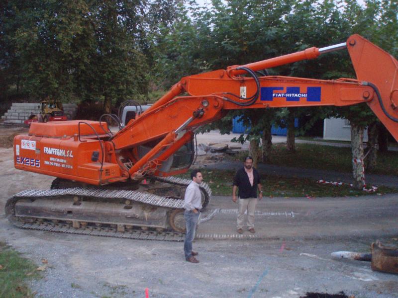 El Concejal de Obras y el Arquitecto Municipal inspeccionando la obra