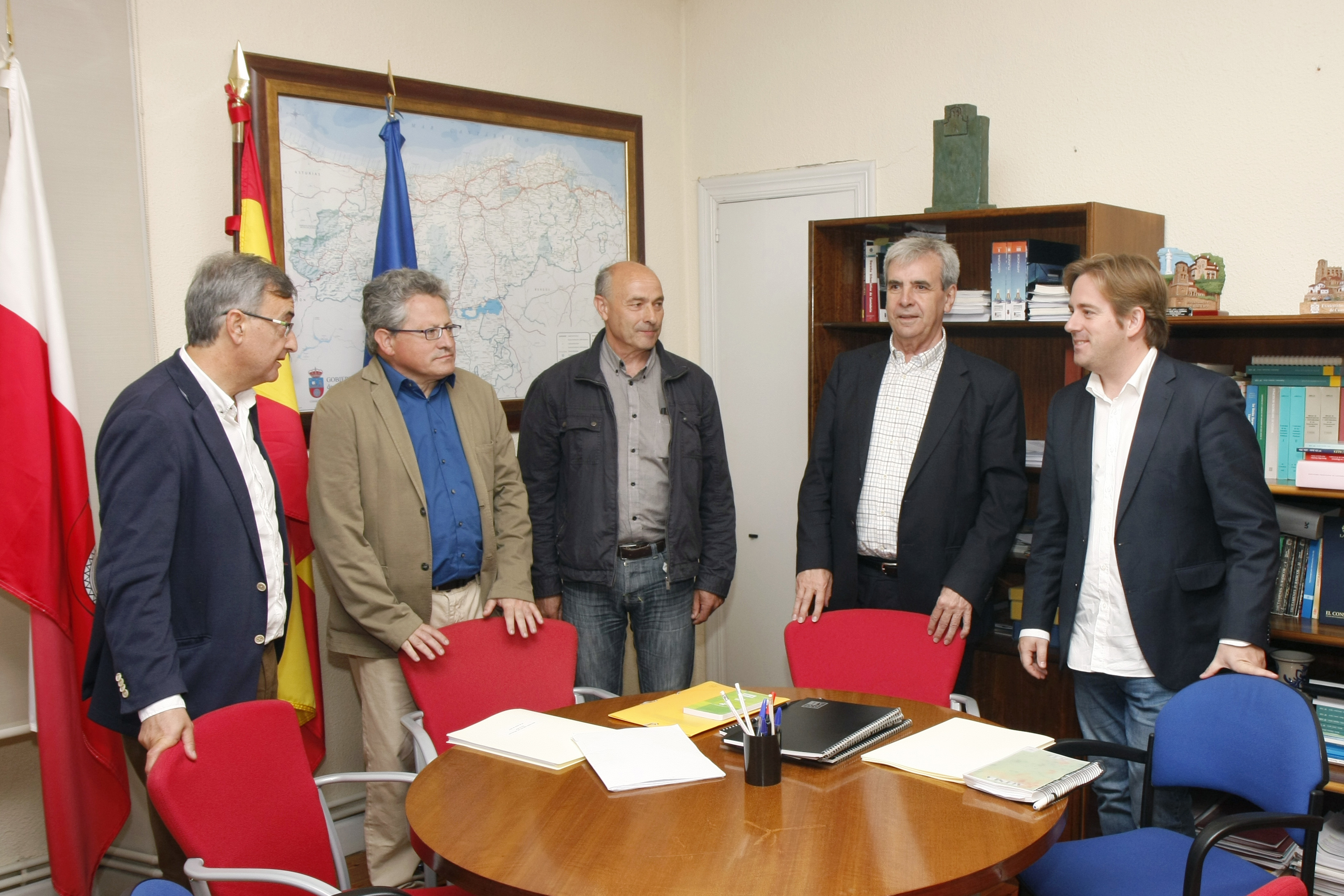 Constitución del grupo de trabajo para elaborar informe reforma Ley Entidades Menores. (Foto: Gabinete de Prensa. Gobierno de Cantabria).
