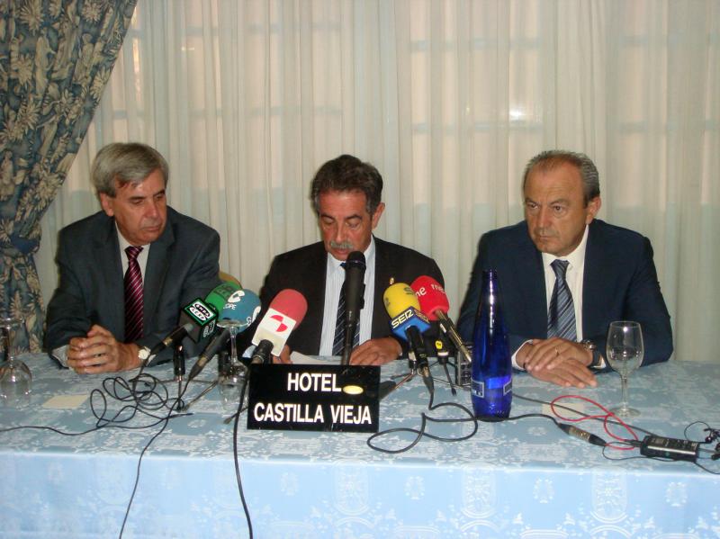 De izquierda a derecha, Rafael de la Sierra, Miguel ?ngel Revilla y Javier L?pez Marcano
