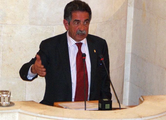 Miguel ?ngel Revilla durante su intervenci?n en el pleno de hoy