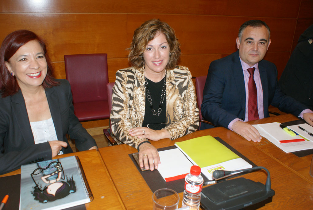 De izquierda a derecha, Matilde Ruiz, Rosa Díaz y José Miguel Fernández Viadero durante la comparecencia de la Vicepresidenta del Gobierno de Cantabria.