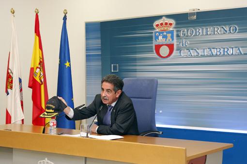 Revilla muestra la gorra que lucir? la tripulaci?n del buque Cantabria