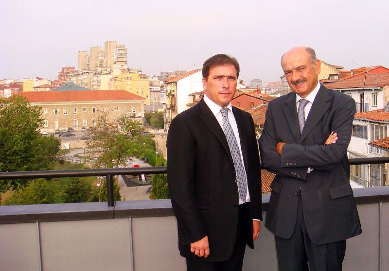 Maz?n y el portavoz regionalista de Arnuero tras la reuni?n que hoy han mantenido en la sede de la Consejer?a