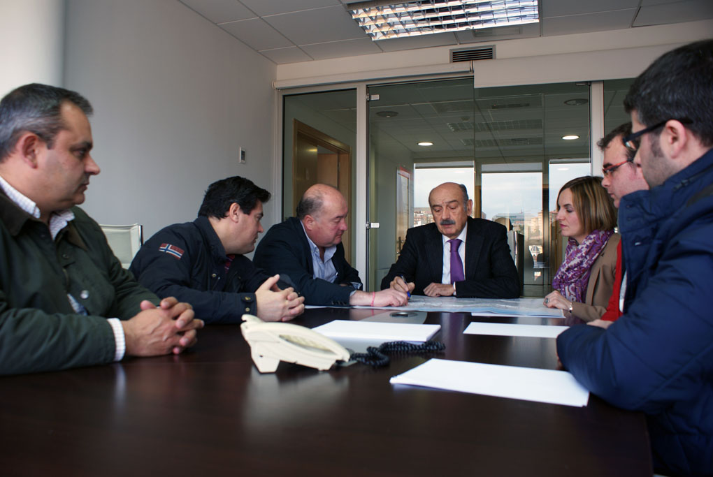Los representantes del PRC en los valles pasiegos durante una reunión con el consejero de Obras Públicas y Vivienda, José María Mazón.