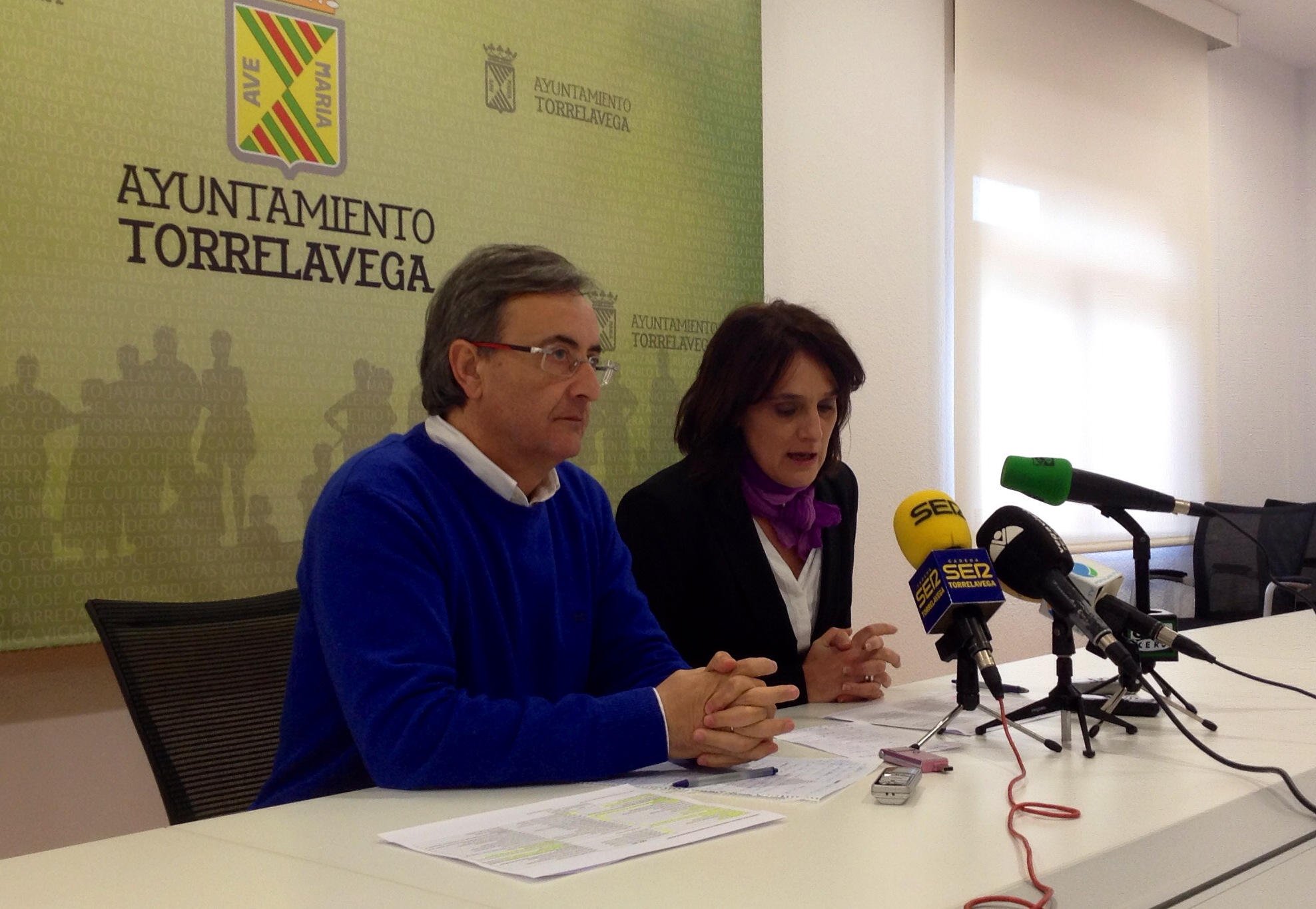 Pedro G. Carmona y Lidia R. Salm?n en rueda de prensa