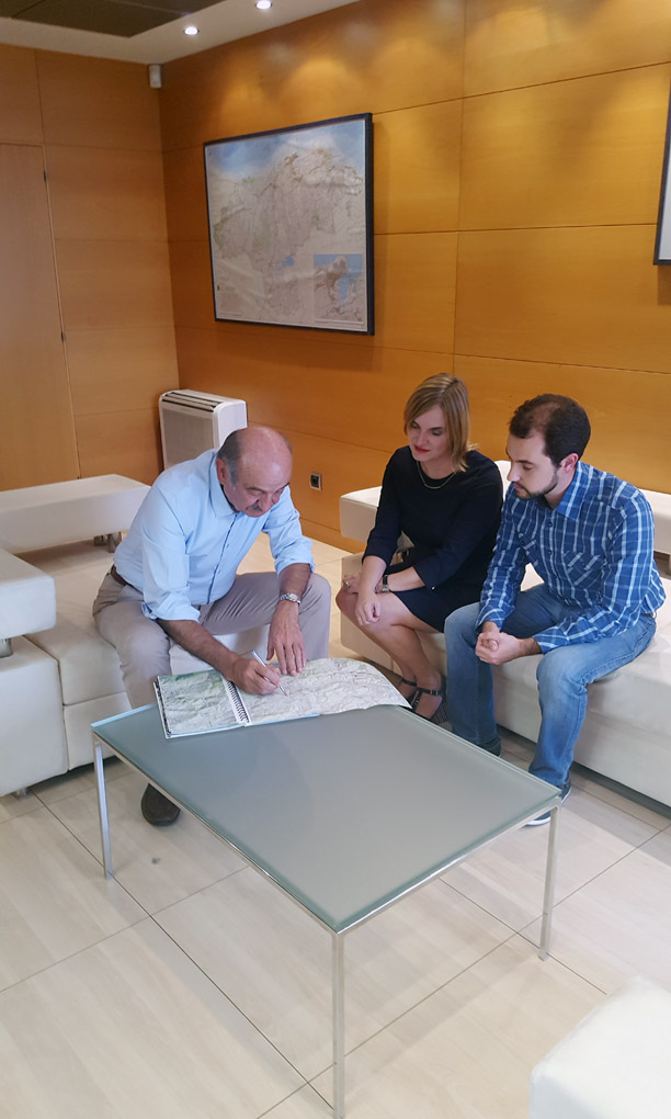 Los concejales regionalistas durante su encuentro con el consejero de Obras Públicas y Vivienda, José María Mazón.
