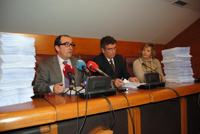 P?rez Tezanos, junto a Juna Guimerans y Rosa Vald?s, con la documentaci?n remitida por el Gobierno a menos de 48 horas de la reuni?n de la Comisi?nd e Investigaci?n del GFB