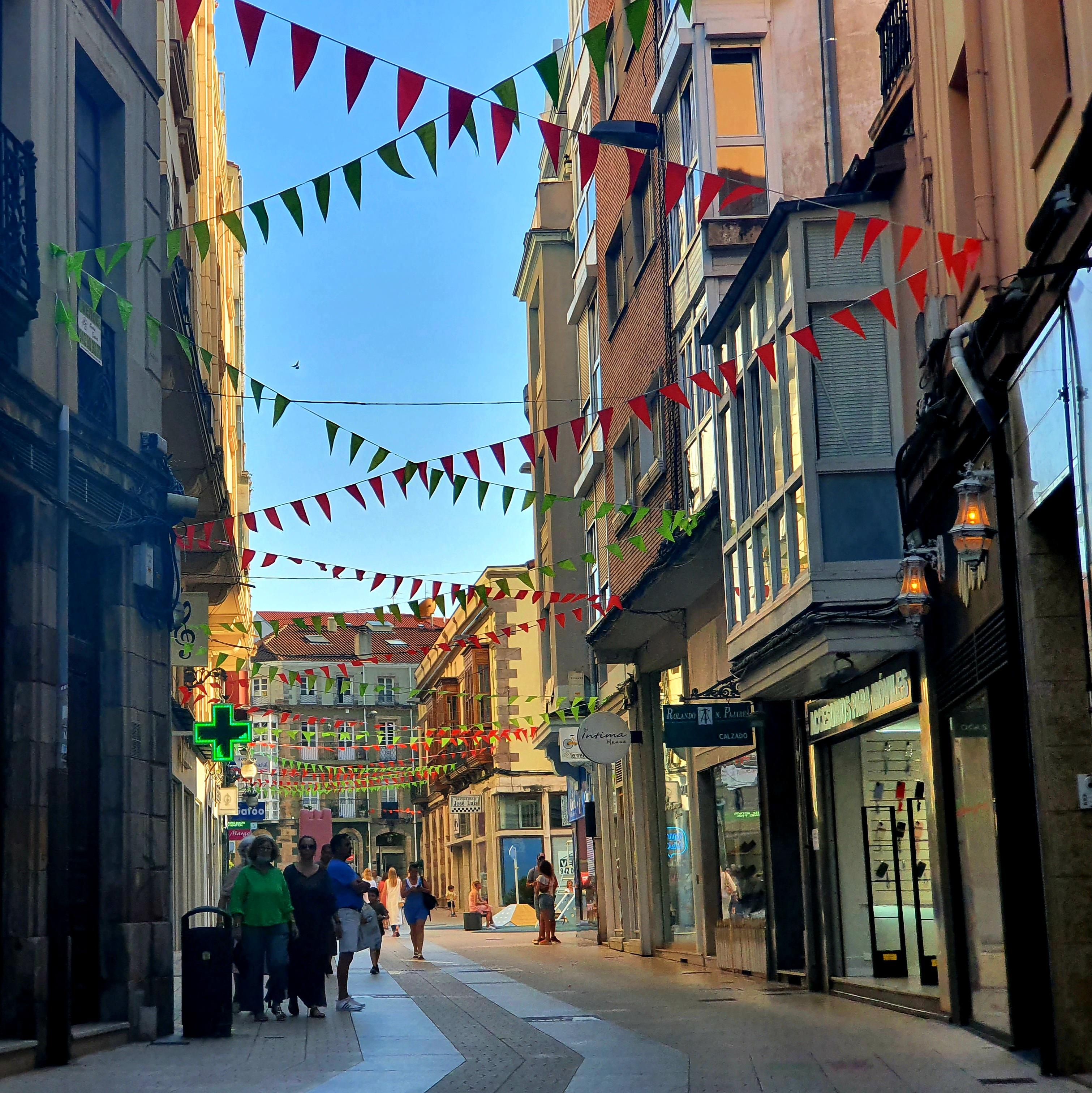 Torrelavega decorará sus calles con banderines rojos y verdes durante las Fiestas de La Patrona