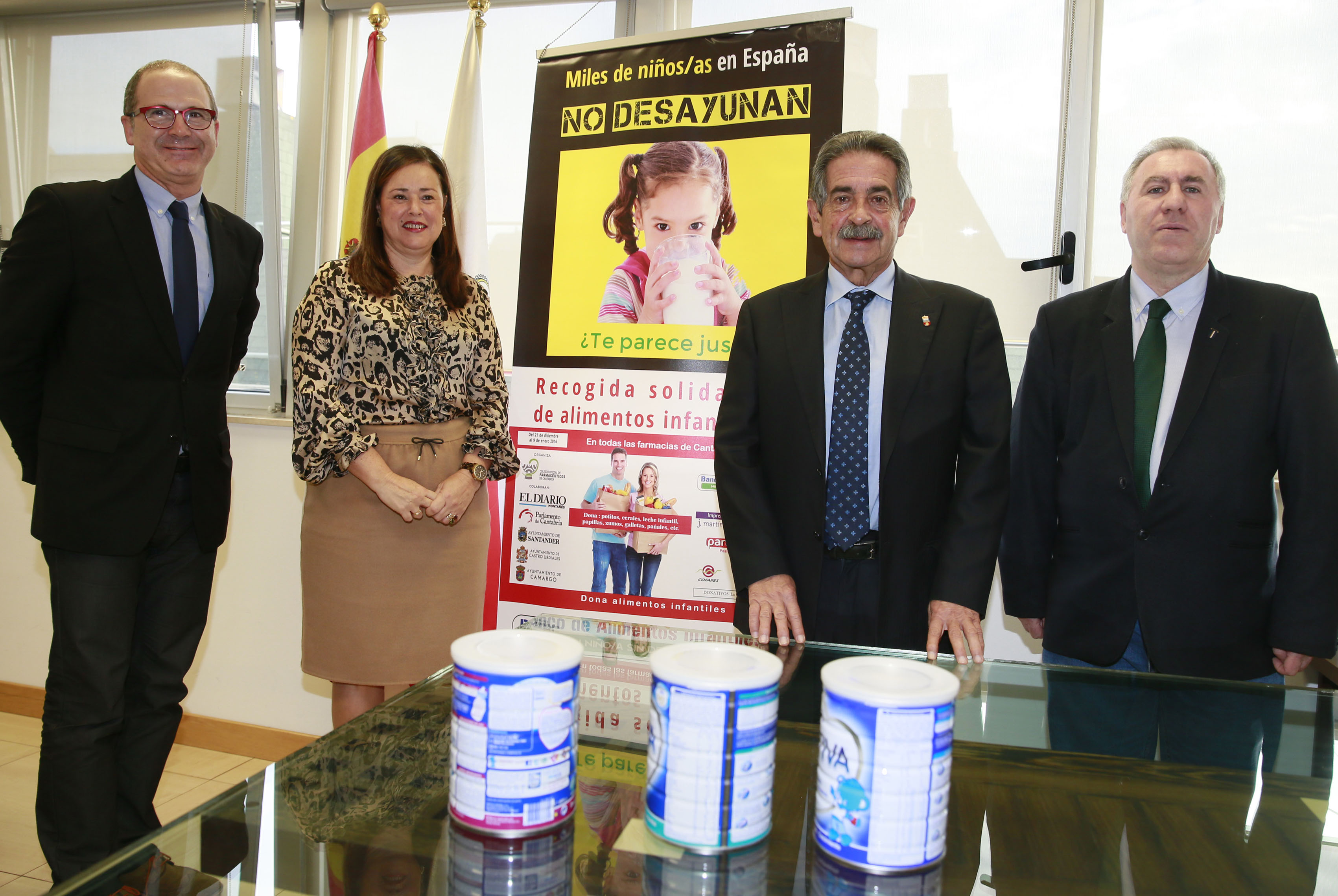 Miguel Ángel Revilla junto a los responsables de la campaña. (Foto: Nacho Romero)
