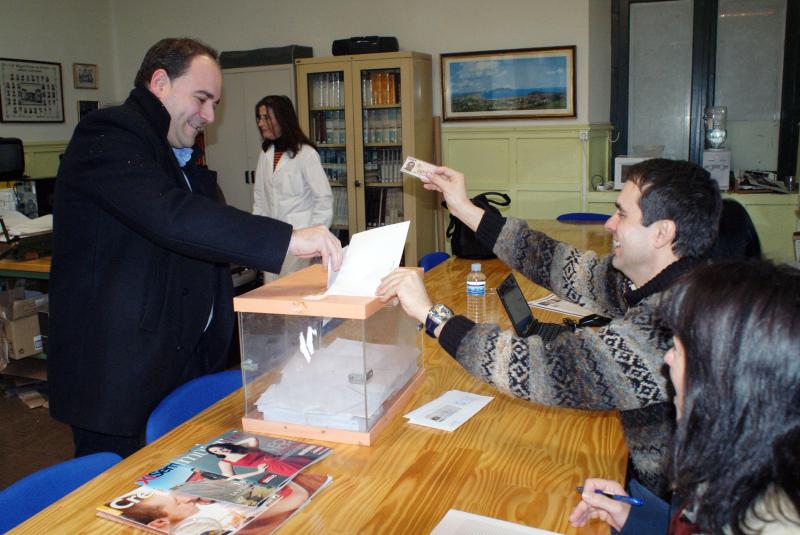Pedro Diego ejercici? su derecho a voto, como padre, en el C.P. Miguel Primo de Rivera