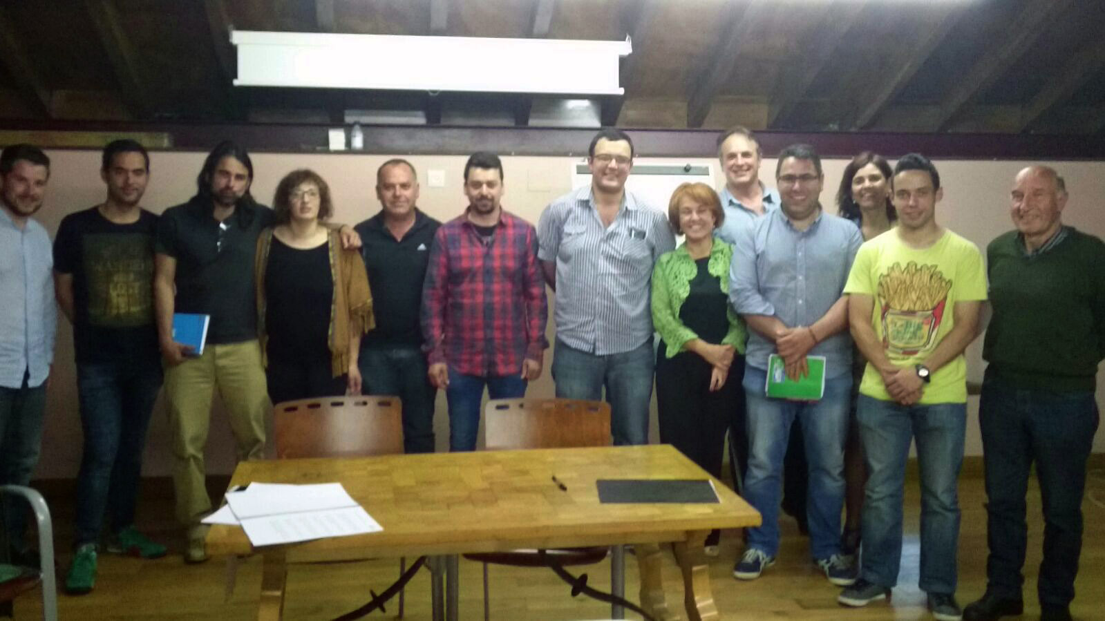 Integrantes del Comité Comarcal del Saja junto a Paula Fernández y Gregorio Alonso.