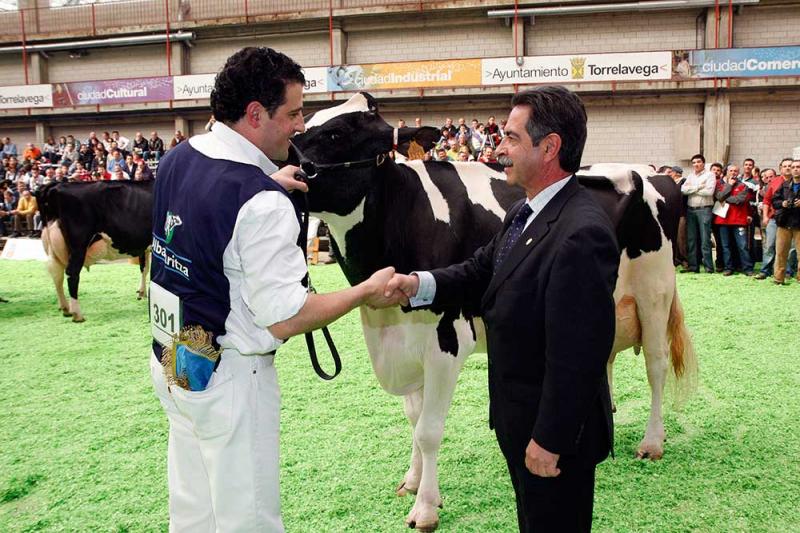 Revilla entrega el premio correspondiente a la 'Vaca adulta de lactaci?n'