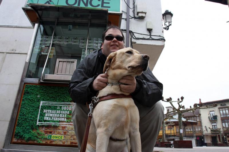Fernando con su perro Sus delante de su Puesto de Venta de la Once en Ampuero