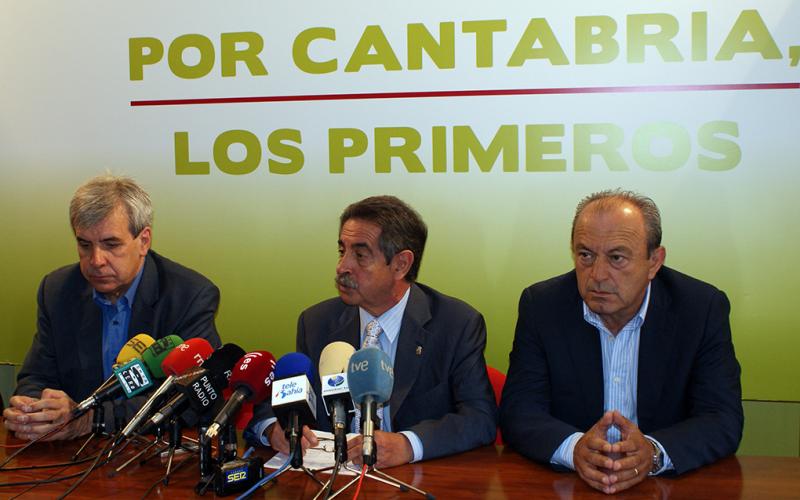 Miguel ?ngel Revilla, flanqueado por Rafael de la Sierra y Javier L?pez Marcano, en la rueda de prensa de hoy