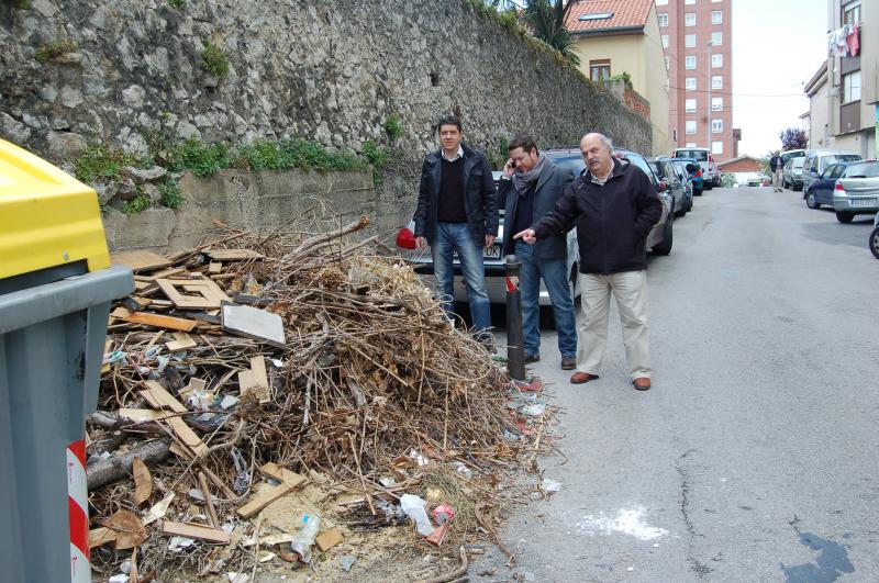 Sierra, Nieto y Herrera comprueban el estado de suciedad en Prado San Roque