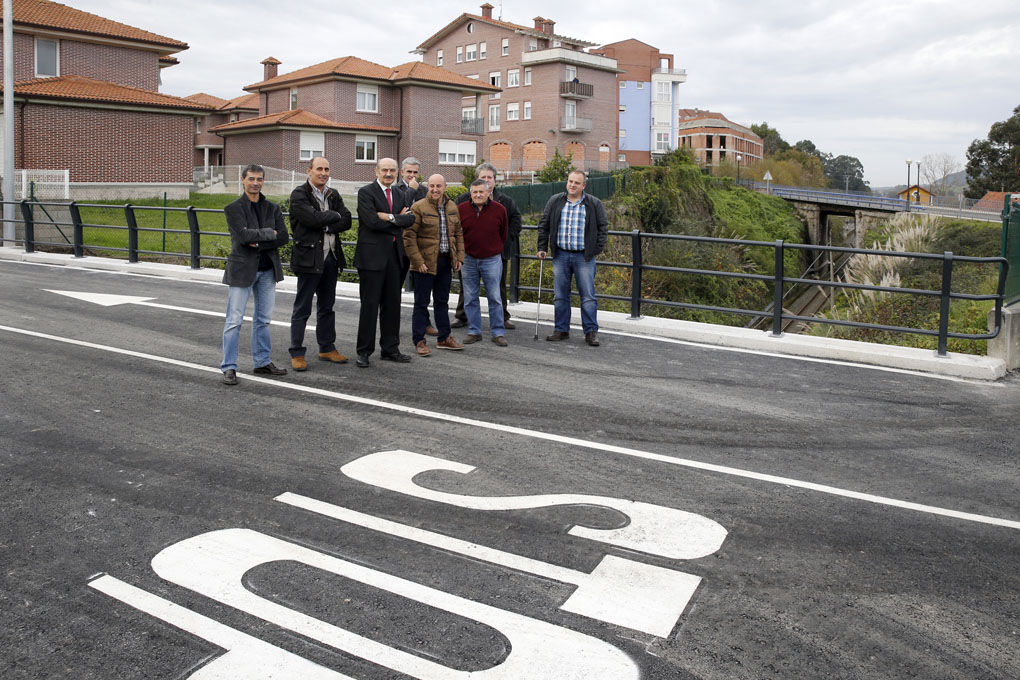 Las autoridades durante la inauguración de esta obra. (Foto: José Cavia)