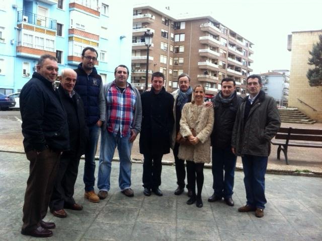 Concejales del G.M. Regionalista junto a representantes de la AAVV de Nueva Ciudad