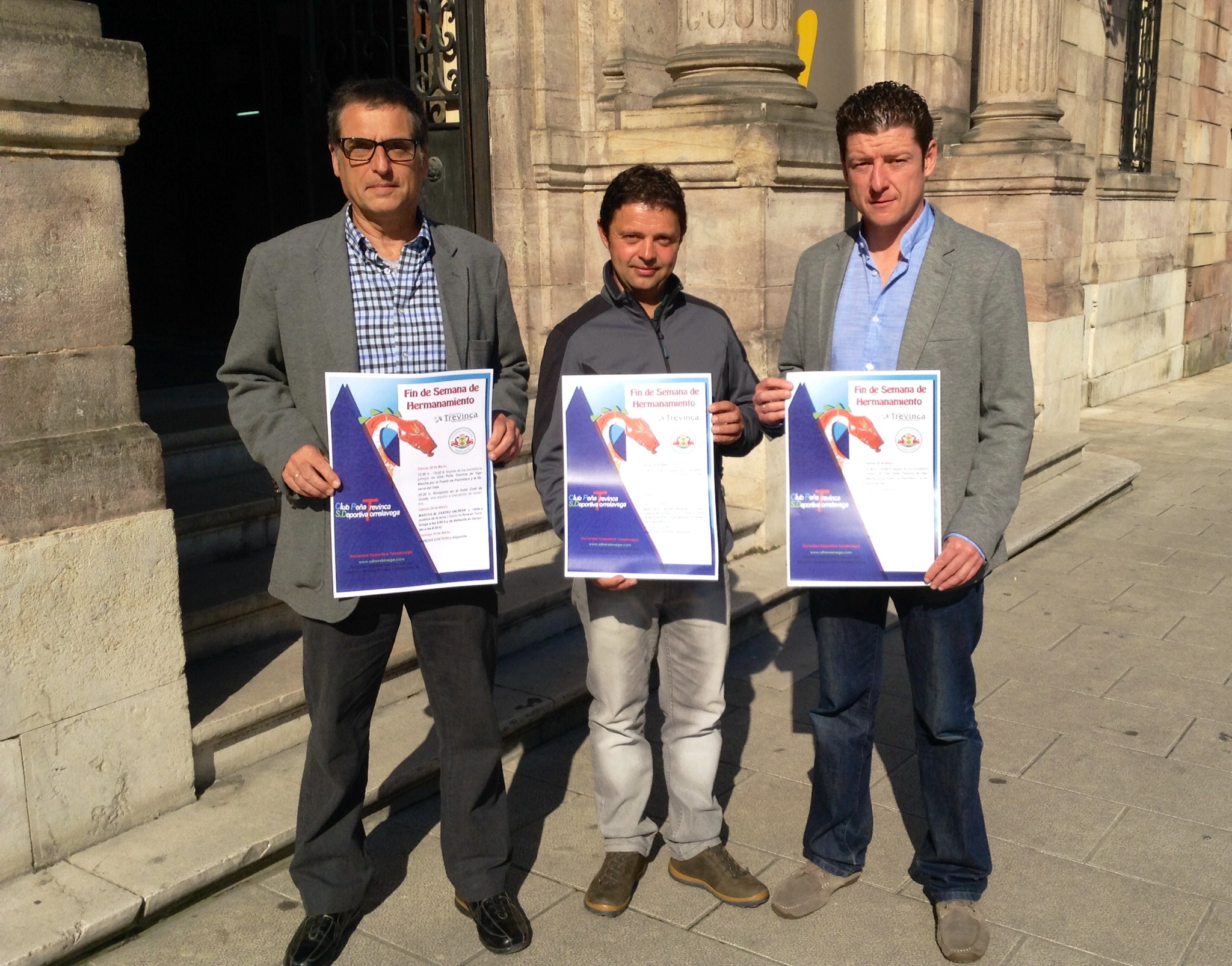 S?nchez junto a representantes de la Sociedad Deportiva Torrelavega