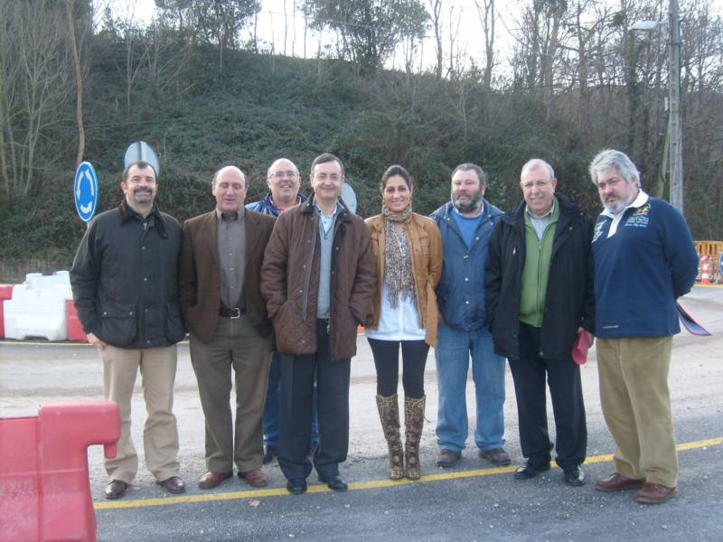 Los concejales regionalistas acompa?ados de los t?cnicos de la Consejer?a y de ?ngel Fern?ndez, autor del proyecto de las estelas que se instalar?n en la rotonda de La Barcena