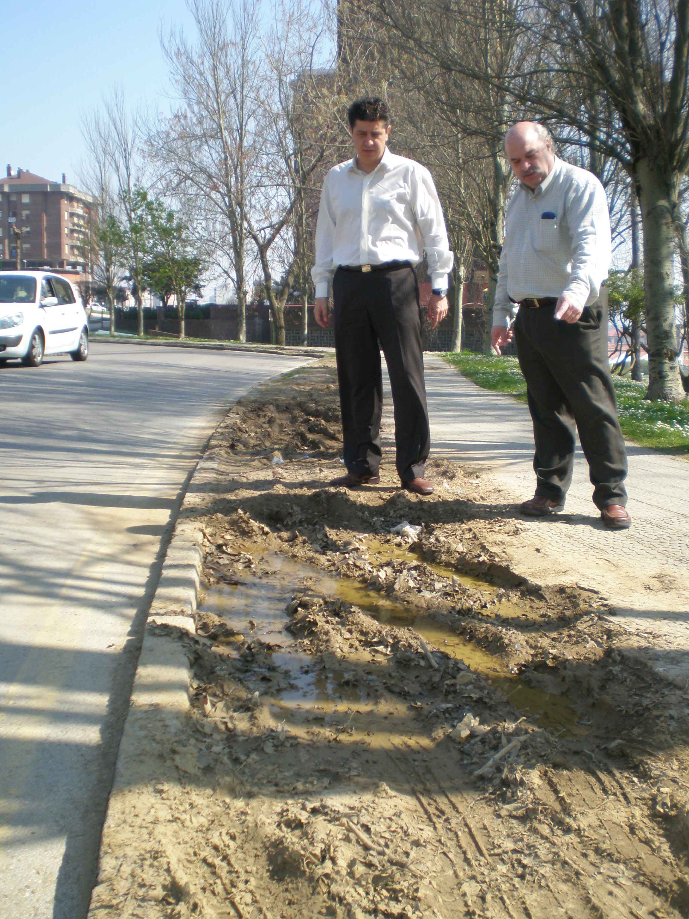 Francisco Sierra, portavoz del PRC de Santander, y Luis Herrera, concejal, en una de las visitas al barrio