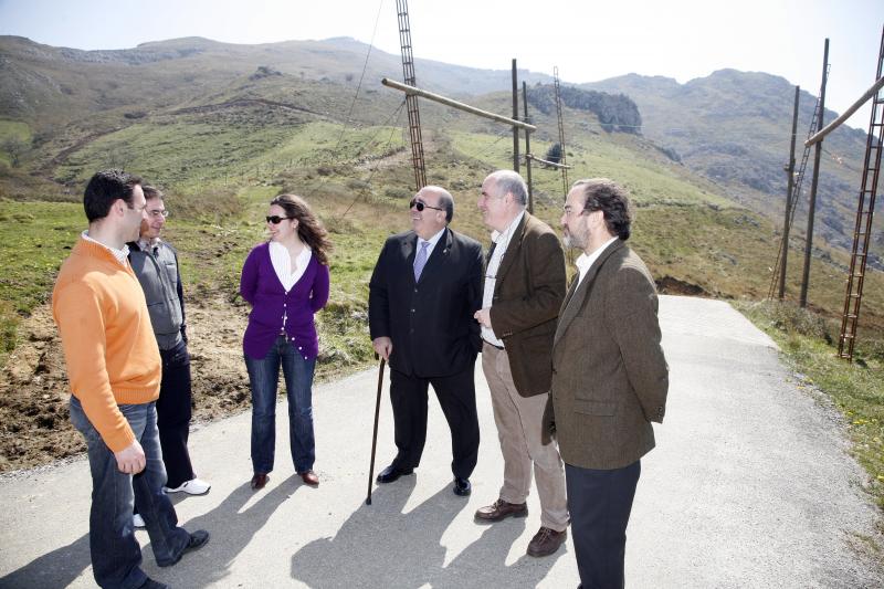 El consejero junto con el Alcalde  en la carretera de Angustina