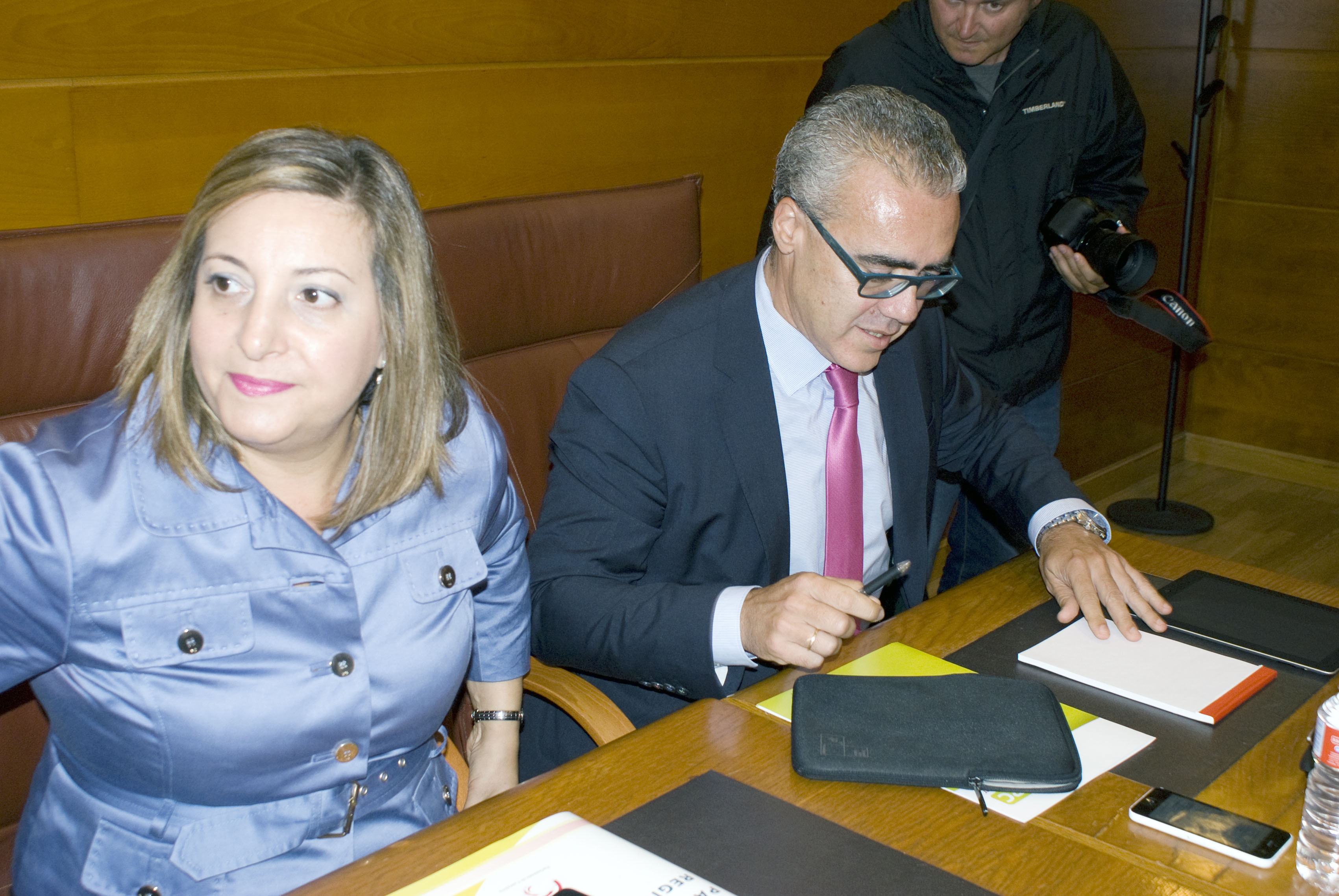 Rosa Valdés y Pedro Hernando durante la comparecencia del consejero de Obras Públicas Vivienda, José María Mazón