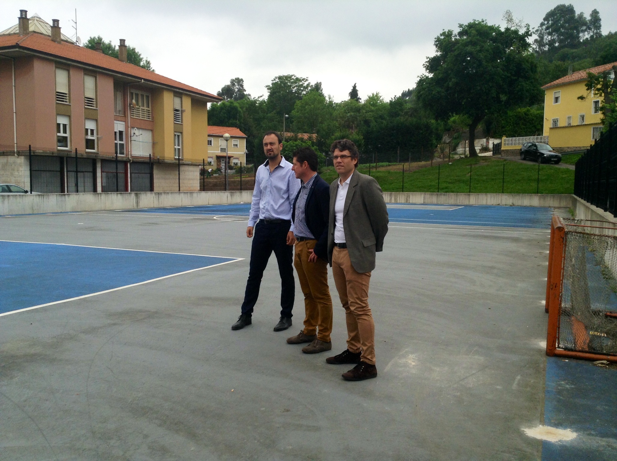 L. Estrada, Sánchez y Lizari en la pista deportiva de Barreda