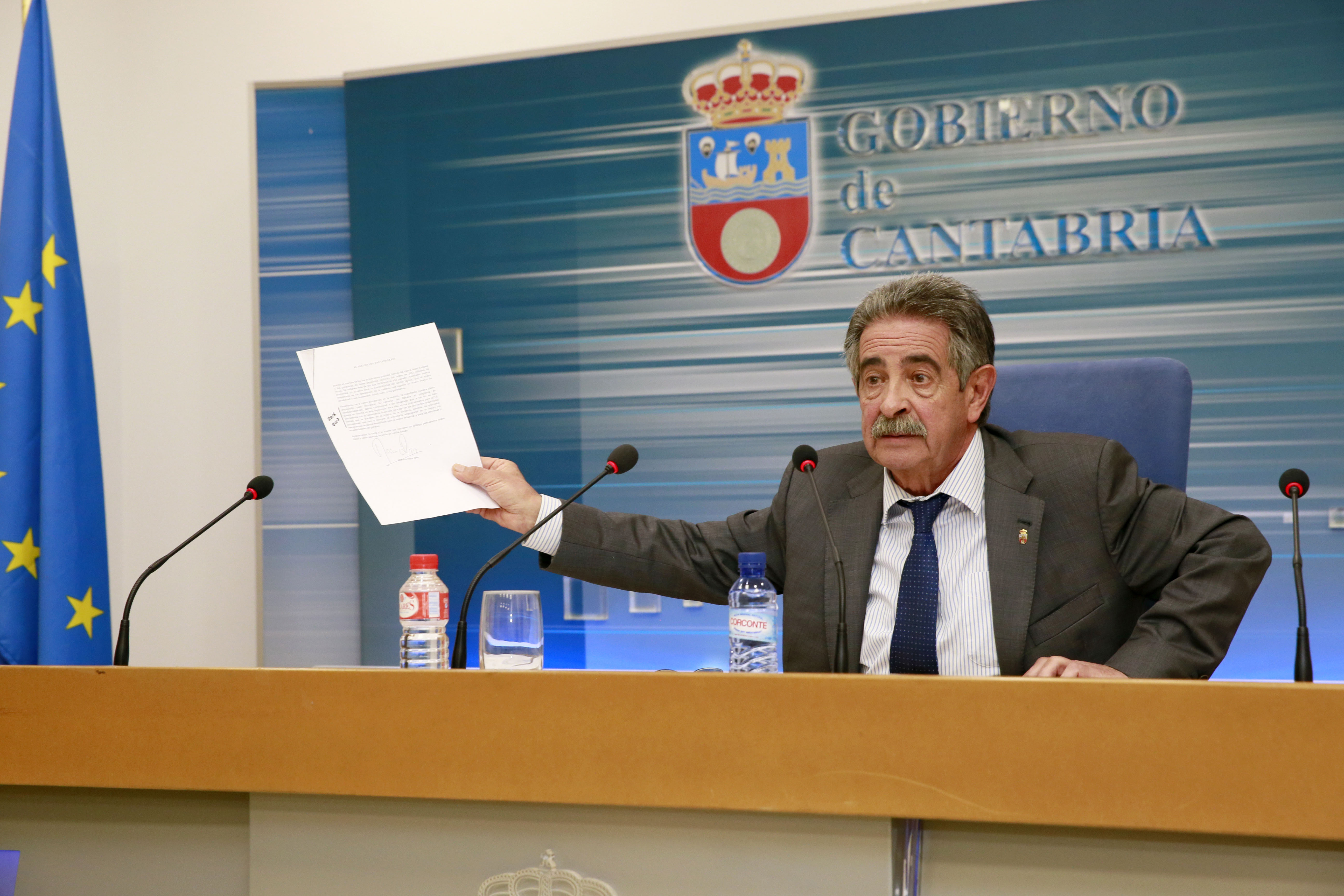 Miguel Ángel Revilla durante la comparecencia ante los medios para valorar los Presupuestos Generales 2017. (Foto: Nacho Romero).