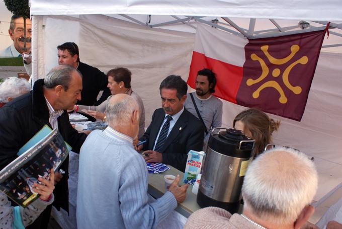 Revilla y Marcano han repartido propaganda y servido caf?s estta ma?ana en Santander