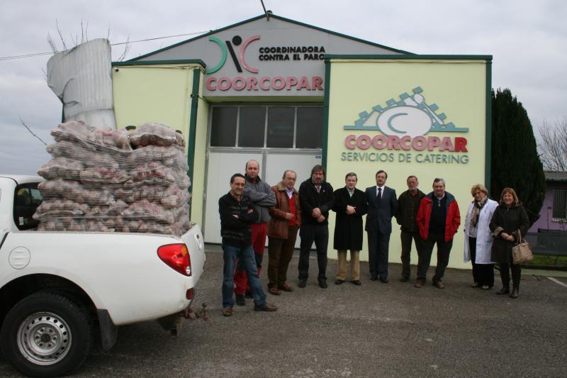 Momento de la entrega de las patatas a Coorcopar en sus instalaciones de la Finca de los Soldados