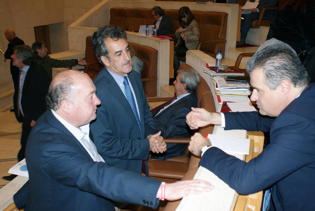 A la derecha, Francisco Ortiz conversa con el diputado PRC, Ángel Sainz, y el consejero de Industria, Francisco Martín.