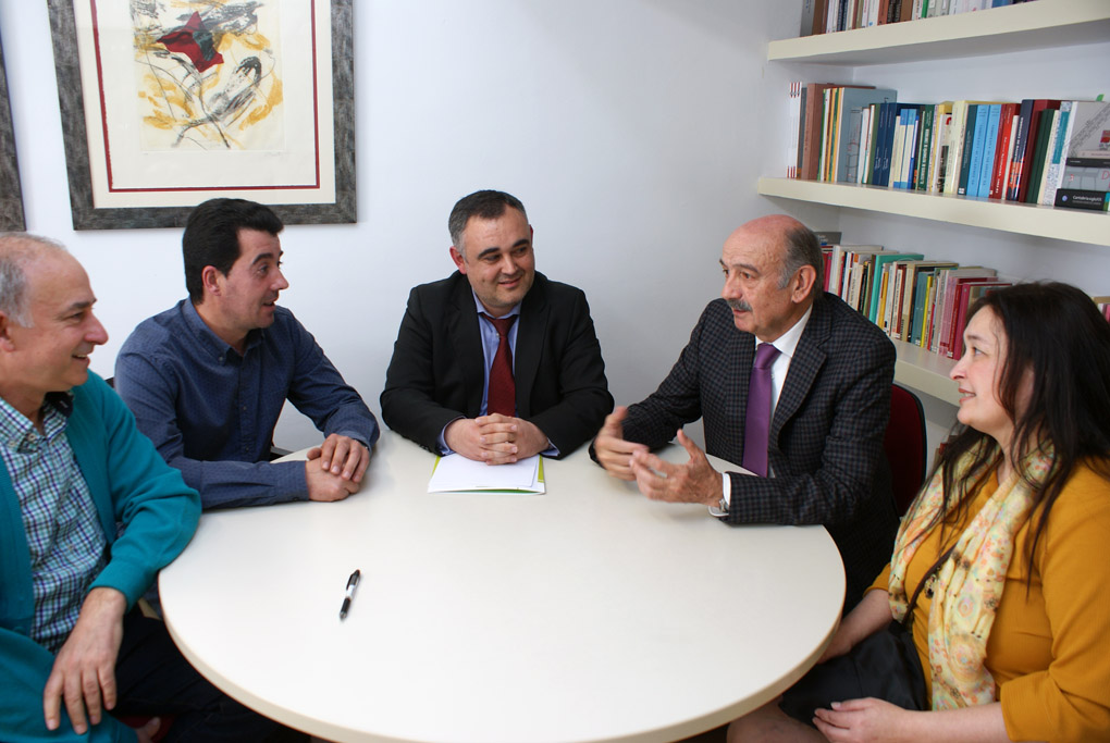 El consejero de Obras Públicas y Vivienda, José María Mazón, durante el encuentro con los representantes del PRC de Meruelo.