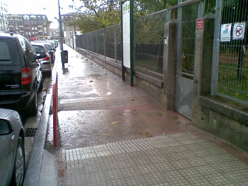 El agua invade el acceso principal del Pedro del Hoyo