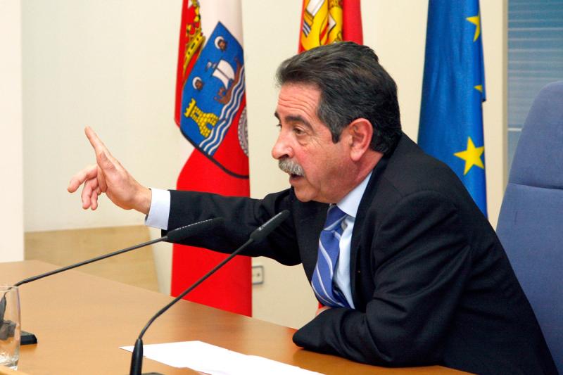 Revilla ha tratado hoy con el ministro Jos? Blanco la conexi?n de Cantabria en elta velocidad
