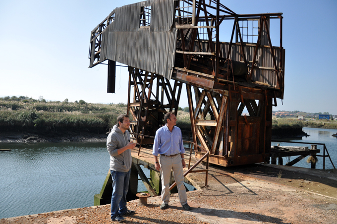 El alcalde ped?neo de Hinojedo, Abel Saiz, y el portavoz del PRC, Guillermo Blanco, en el muelle de Hinojedo.