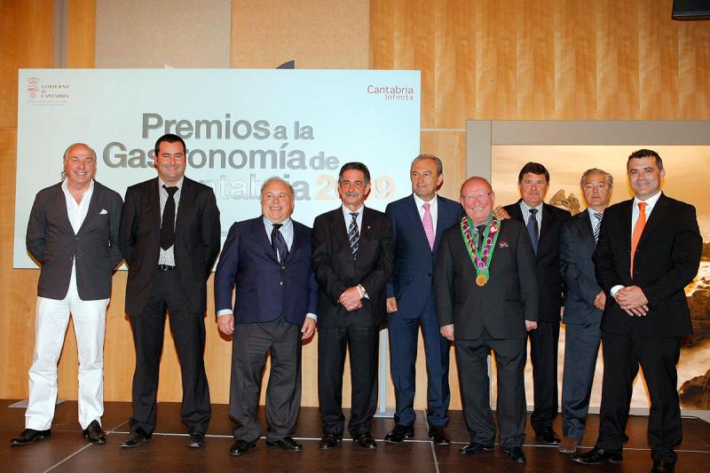 El presidente regional y el consejero de Cultura, junto a los galardonados  