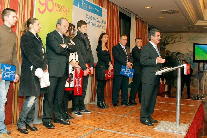 El Presidente de Cantabria, durante su intervenci?n en un acto promocional del Club Calidad Cantabria Infinita, en presencia del consejero de Turismo (tercero por la izquierda) 