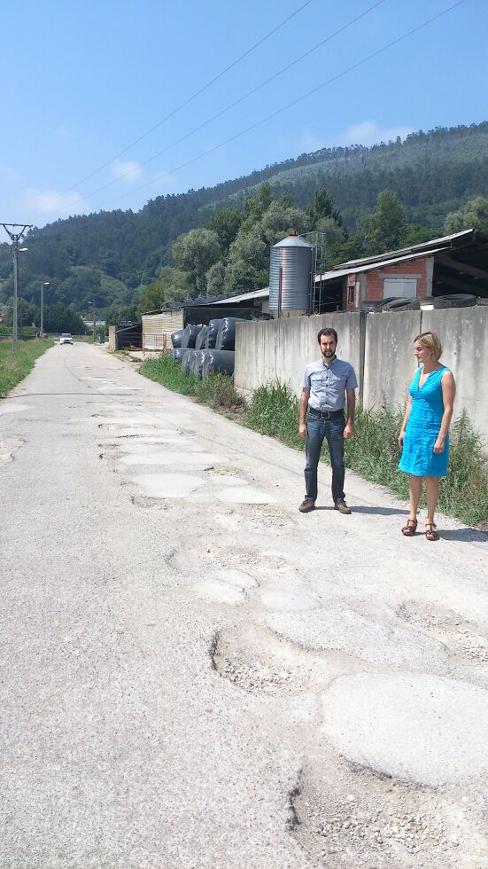 Samuel  Revuelta y Ana Obregón comprueban el estado de la carretera La Encina.