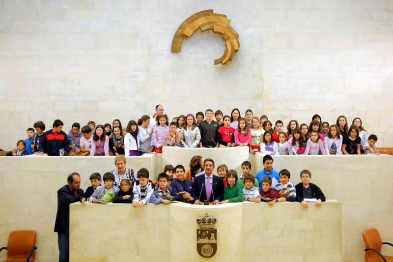 Revilla con los alumnos y profesores del Colegio Marina de Cudeyo de Rubayo 