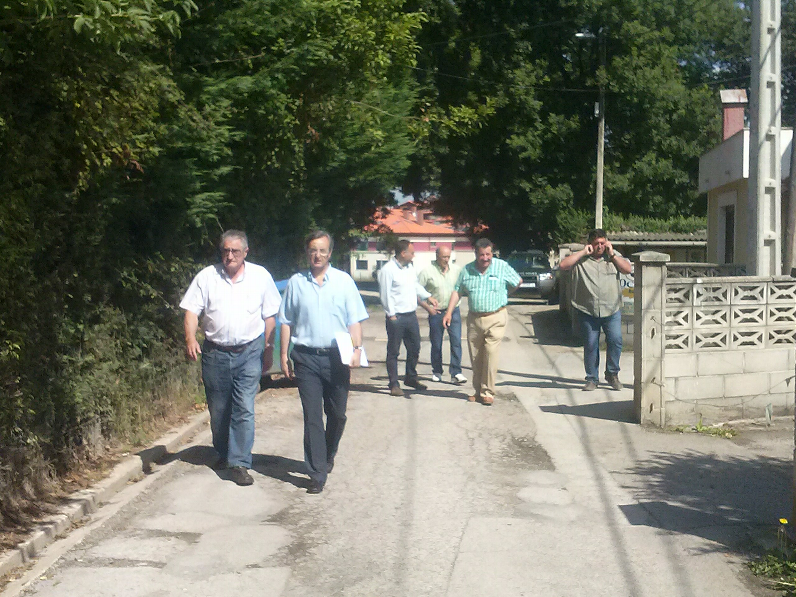 Visita a uno de los viales situados en Tanos que se van a asfaltar dentro del Plan Municipal