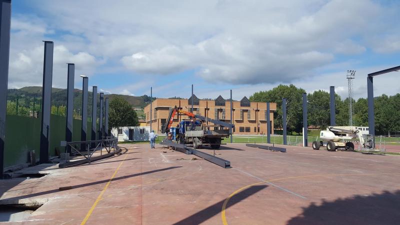 Comienzan las obras de la nueva cubierta de la pista deportiva del Complejo
