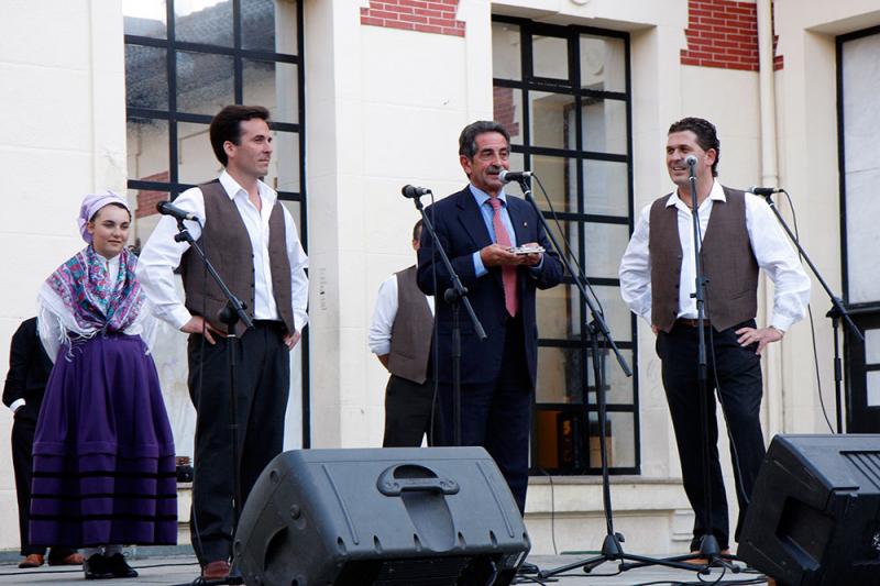El presidente de Cantabria durante el acto de presentaci?n del nuevo disco de los hermanos Cos?o 