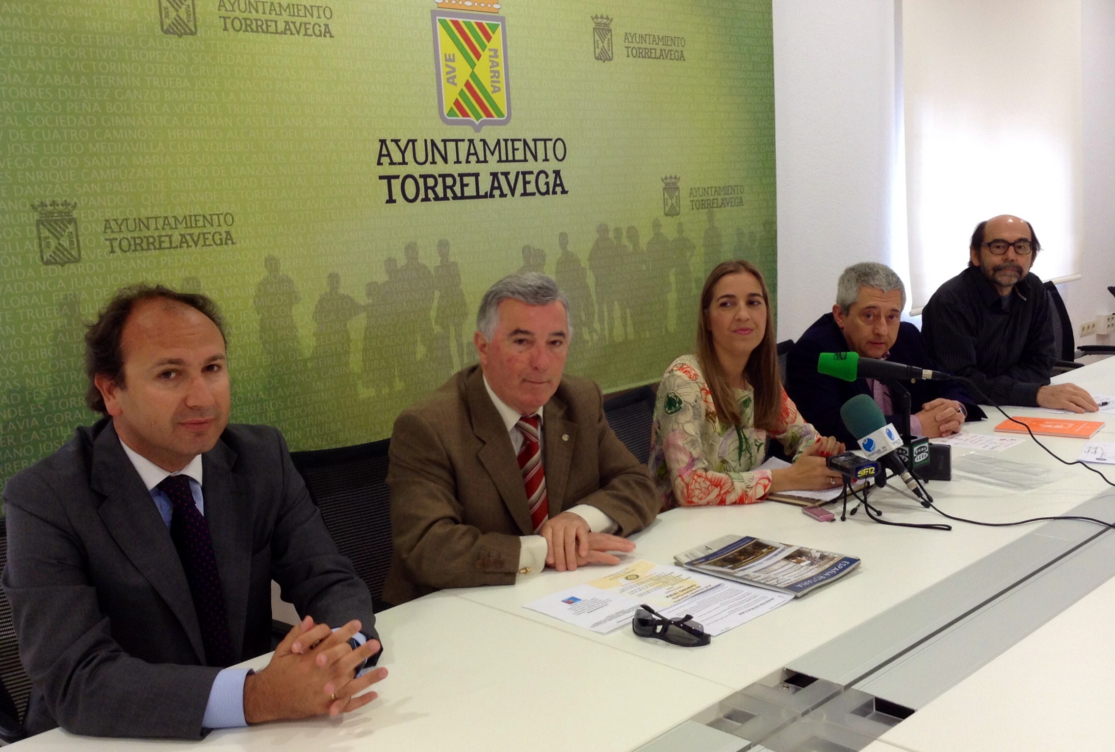 Juncal Herreros junto a representantes del Club Rotario de Torrelavega