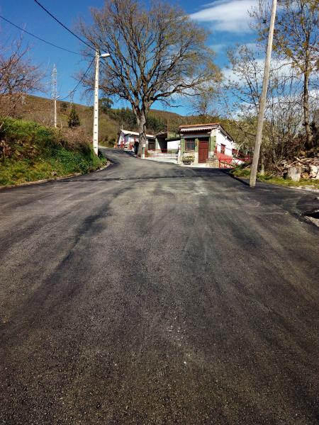 Obras de asfaltado en el pueblo de Lobao
