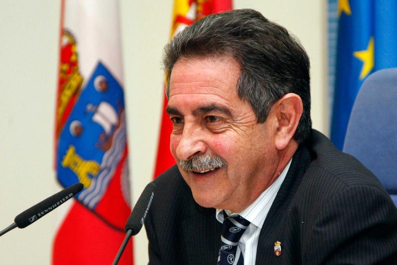 Revilla durante su comparecencia ante los medios de comunicaci?n para explicar su reuni?n con el ministro de Fomento