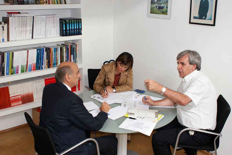 Jos? Mar?a Maz?n, Paula Fern?ndez y Rafael de la Sierra, de izquierda a derecha, durante la reuni?n